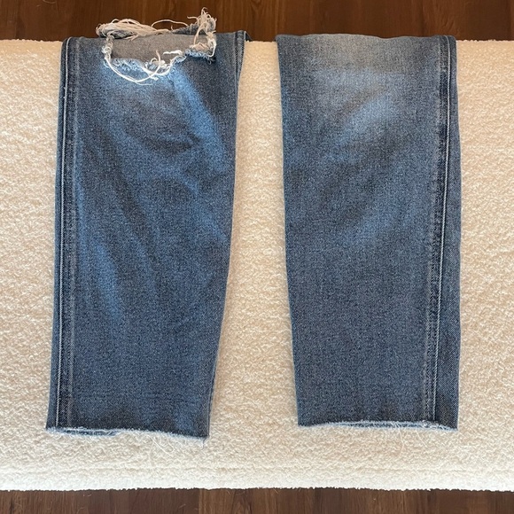 Hollister Ultra High Rise Mom Jeans - Women’s Size 26 - Picture 8 of 11